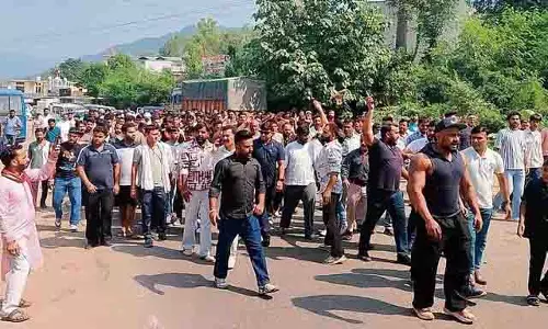 Himachal : पुलिस की निष्क्रियता से नाराज प्रदर्शनकारियों ने बद्दी एसपी और नालागढ़ विधायक के खिलाफ नारेबाजी की