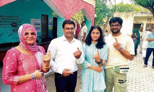 Haryana : ओलंपियन भाकर ने लोगों से बुद्धिमानी से चुनाव करने का आग्रह किया Haryana : ओलंपियन भाकर ने लोगों से बुद्धिमानी से चुनाव करने का आग्रह किया