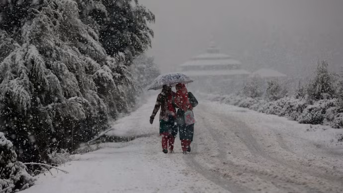 Srinagar: कश्मीर के ऊंचे इलाकों में हुई हल्की बर्फबारी Srinagar: कश्मीर के ऊंचे इलाकों में हुई हल्की बर्फबारी
