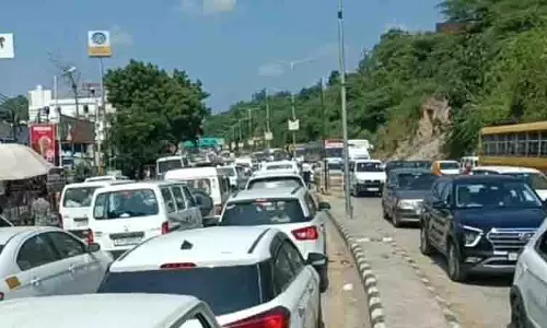 Gujarat : अंबाजी में ट्रैफिक जाम का नजारा, 3 किलोमीटर तक लंबी वाहनों की कतारें Gujarat : अंबाजी में ट्रैफिक जाम का नजारा, 3 किलोमीटर तक लंबी वाहनों की कतारें