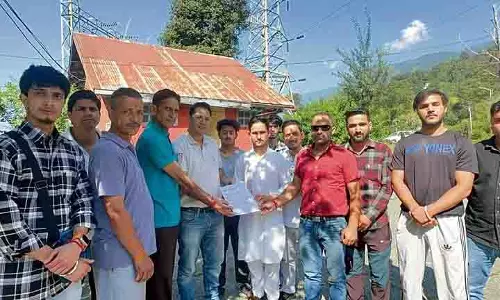 Himachal : खराब सड़कों के खिलाफ प्रदर्शन