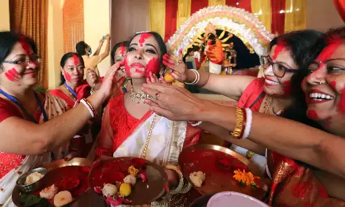 Sindoor खेला की शुरुआत कैसे हुई