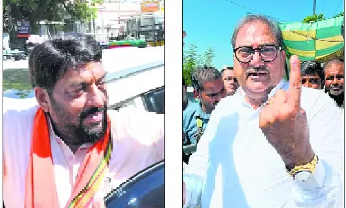 Haryana : सिरसा के नेता अपने परिवार के साथ वोट डालने पहुंचे Haryana : सिरसा के नेता अपने परिवार के साथ वोट डालने पहुंचे
