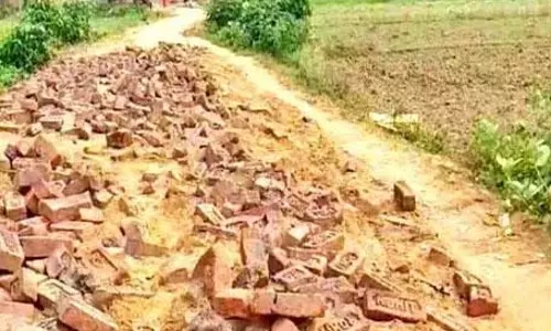 पूर्व मुखिया की गुंडई सामने आई, वोट नहीं देने पर सड़क तोड़ डाली, अब मुश्किल में