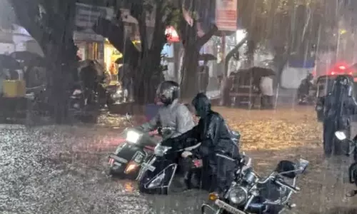 Anantapur जिले में भारी बारिश के कारण बाढ़ आ गई