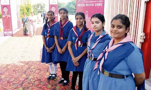 Adarsh, सखी मतदान केंद्रों पर छात्र स्वयंसेवक मतदाताओं की मदद कर रहे
