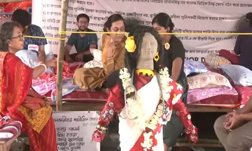 West Bengal के जूनियर डॉक्टरों की अनिश्चितकालीन भूख हड़ताल जारी