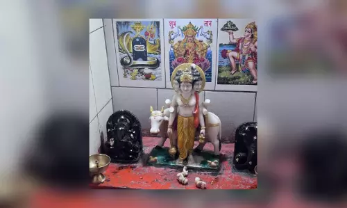 भगवान की मूर्ति को उपद्रवियों ने तोड़ा, इलाके में तनाव भगवान की मूर्ति को उपद्रवियों ने तोड़ा, इलाके में तनाव