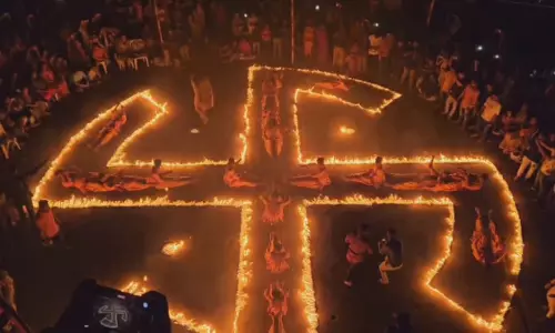 नवरात्रि के दौरान 17 युवाओं ने आग के बीच 45 मिनट तक किया Garba