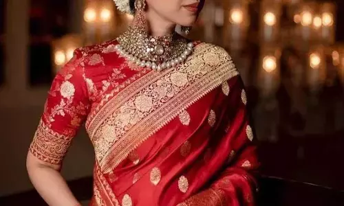 करवा चौथ पर बनारसी साड़ी के साथ कैसे पहनें होंगी रेडी करवा चौथ पर बनारसी साड़ी के साथ कैसे पहनें होंगी रेडी