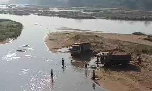 नदी में पानी भरने के बावजूद रेत चोरी, धड़ल्ले से हो रहा खनन