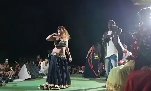 बार बालाओं को दुर्गा समिति ने कार्यक्रम में बुलाया, वीडियो सामने आते बवाल शुरू