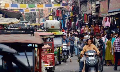 त्योहारी भीड़ के कारण Ludhiana की सड़कों पर यातायात जाम