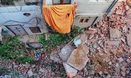 Ludhiana: इमारत ढहने से मलबा बिखरने से निवासियों को परेशानी Ludhiana: इमारत ढहने से मलबा बिखरने से निवासियों को परेशानी