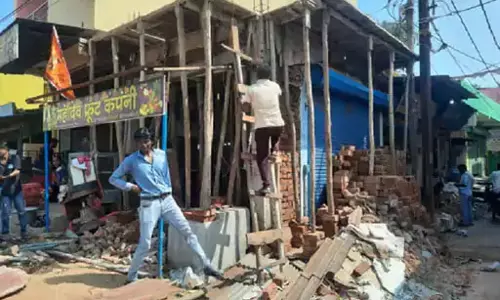 किरायादार ने जमीन पर किया कब्जा, मालकिन भटक रही न्याय के लिए