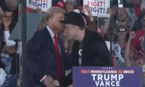 एलन मस्क ने मंच पर किया डांस, Dark MAGA पर ली चुटकी एलन मस्क ने मंच पर किया डांस, Dark MAGA पर ली चुटकी