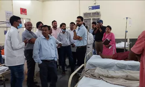 संभागायुक्त कावरे पहुंचे बाग़बाहरा सामुदायिक स्वास्थ्य केंद्र में
