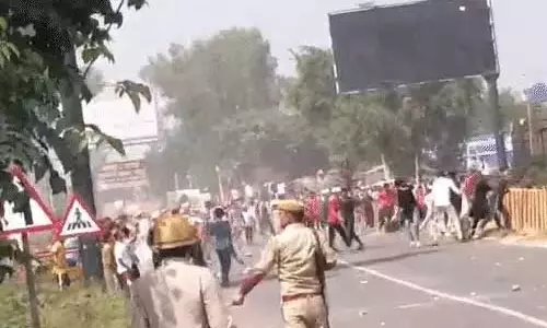 चौकी पर पथराव, पुलिसकर्मियों ने भागकर बचाई जान चौकी पर पथराव, पुलिसकर्मियों ने भागकर बचाई जान