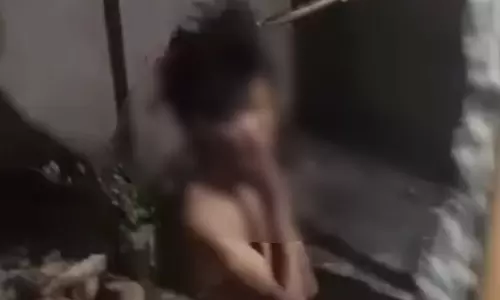 अर्धनग्न कर किशोर को पीटा, वीडियो वायरल अर्धनग्न कर किशोर को पीटा, वीडियो वायरल