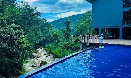 Sikkim : हथियारबंद लोगों ने 56 लाख रुपये चुकाए बिना मेहमानों को रिसॉर्ट से भागने में मदद