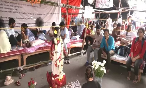 भूख हड़ताल पर बैठे West Bengal के डॉक्टरों ने सरकार पर विरोध प्रदर्शन में बाधा डालने का आरोप लगाया