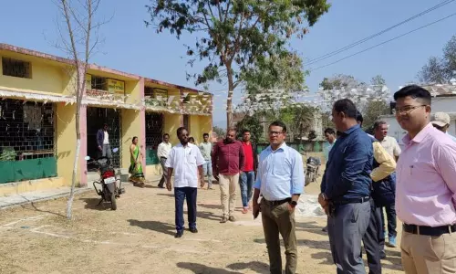 Latehar: डीसी ने महुआडांड़ में किया मतदान केंद्र का निरीक्षण Latehar: डीसी ने महुआडांड़ में किया मतदान केंद्र का निरीक्षण
