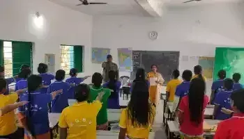 Adityapur : सखी वन स्टॉप सेंटर ने किया छात्राओं को जागरूक Adityapur : सखी वन स्टॉप सेंटर ने किया छात्राओं को जागरूक