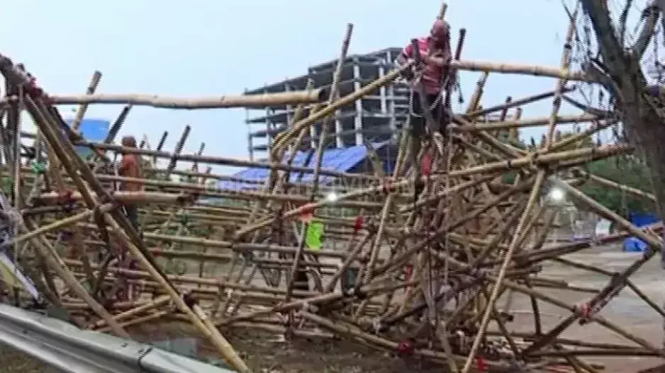 Bhubaneswar में भारी बारिश के कारण रसूलगढ़ पंडाल का गेट ढह गया Bhubaneswar में भारी बारिश के कारण रसूलगढ़ पंडाल का गेट ढह गया