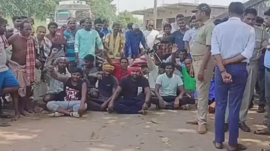 किसानों ने अपनी कृषि भूमि के लिए सिंचाई सुविधा की मांग को लेकर Kalahandi में विरोध प्रदर्शन किया किसानों ने अपनी कृषि भूमि के लिए सिंचाई सुविधा की मांग को लेकर Kalahandi में विरोध प्रदर्शन किया