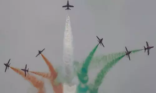 92वीं वर्षगांठ का जश्न, भारतीय वायुसेना के पायलटों ने Chennai के आसमान को नीले रंग से रंगा