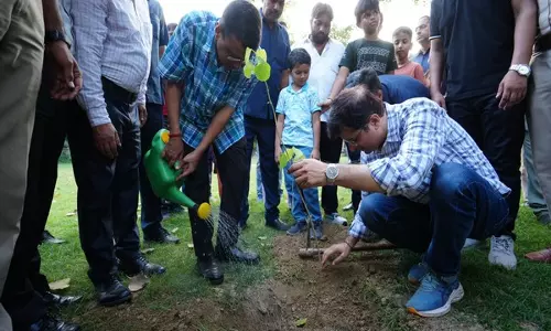 Delhi: अरविंद केजरीवाल ने वृक्षारोपण अभियान, टेबल टेनिस मैदान का उद्घाटन किया Delhi: अरविंद केजरीवाल ने वृक्षारोपण अभियान, टेबल टेनिस मैदान का उद्घाटन किया