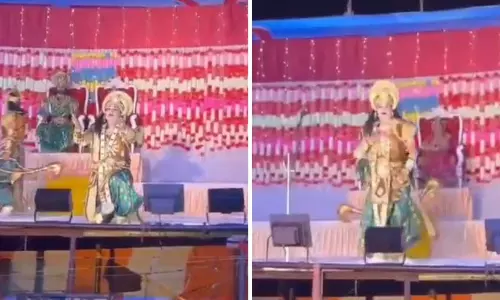 Ramleela में राम का किरदार निभा रहे शख्स की स्टेज पर ही हार्ट अटैक से मौत, VIDEO...