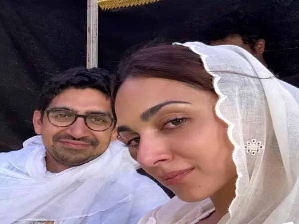 Kiara Advani ने वॉर 2 के निर्देशक अयान मुखर्जी के साथ पवित्र रविवार बिताया