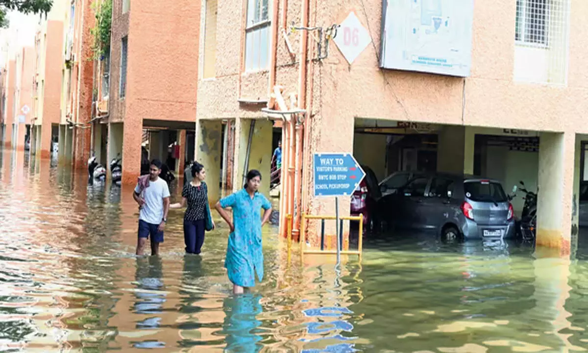 Karnataka: घरों में पानी घुसा, सड़कें नदियों में बदल गईं