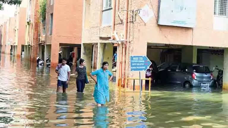 Karnataka : बेंगलुरू में एक और बरसाती रात के बाद घरों में पानी घुस गया, सड़कें नदी में तब्दील हो गईं