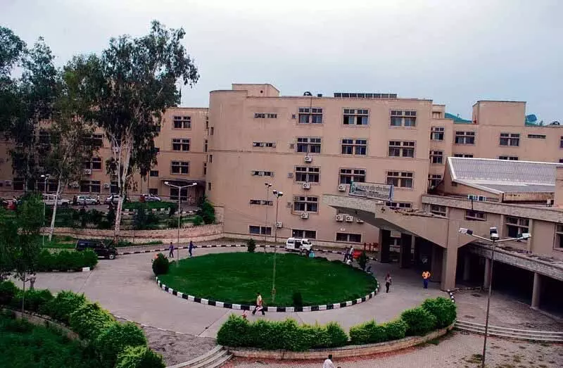 Tanda College के शिक्षकों ने छुट्टियों में कटौती का विरोध किया