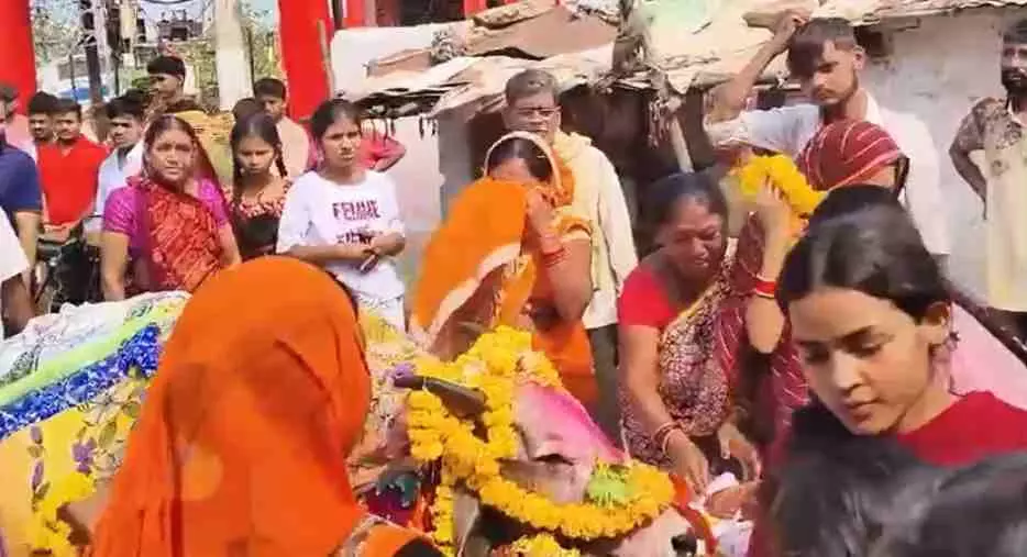 गाय की मौत पर रोया परिवार, निकाली गई अंतिम यात्रा