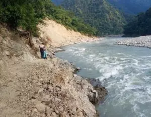 Champawat: पंचेश्वर महादेव मंदिर  मार्ग क्षतिग्रस्त, जान हथेली पर रख मंदिर पहुंच रहे हैं भक्त