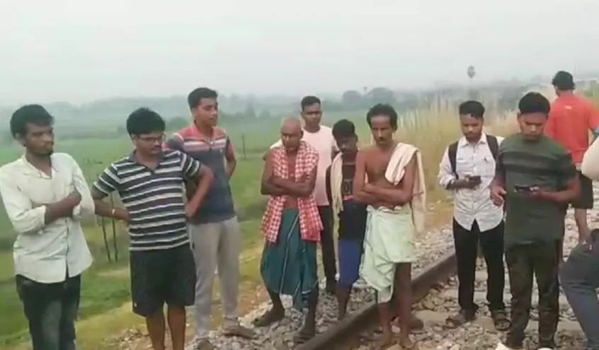 Nayagarh जिले के दासपल्ला में ट्रेन की चपेट में आने से युवक की मौत