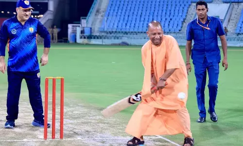 CM ने क्रिकेट मैदान में दिखाया अपना हुनर, हैरान हुआ बॉलर CM ने क्रिकेट मैदान में दिखाया अपना हुनर, हैरान हुआ बॉलर