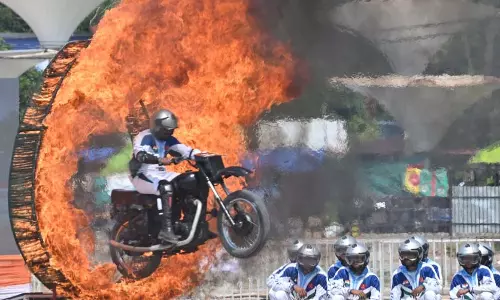 आर्मी मैन की बाइक आग के लपटों के बीच से निकली