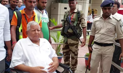 लैंड फॉर जॉब मामले में लालू प्रसाद की सोमवार को होगी कोर्ट में पेशी, पटना से दिल्ली रवाना