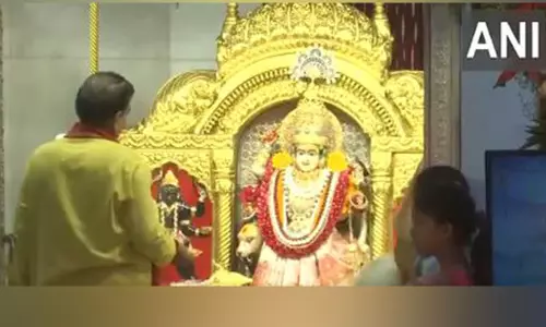 Delhi: शारदीय नवरात्रि के पांचवें दिन झंडेवालान माता मंदिर में आरती की गई