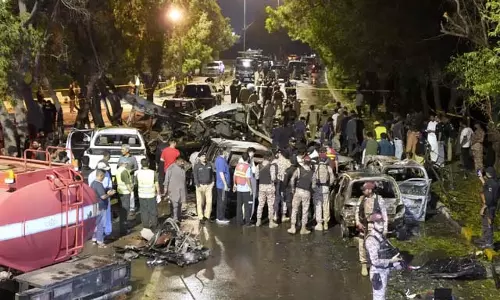 पाकिस्तान में कराची हवाई अड्डे पर हुए भीषण विस्फोट में 2 लोगों की मौत 8 लोग घायल