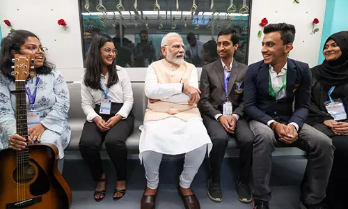 PM Modi ने हरी झंडी दिखाने के बाद मुंबई मेट्रो की यात्रा के यादगार पल साझा किए