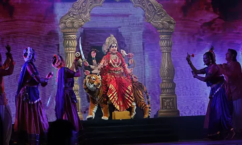 बहुत खुश...: मथुरा में नव दुर्गा महोत्सव में नृत्य नाटिका प्रस्तुत करने के बाद Hema Malini