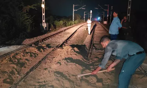 रेलवे ट्रैक पर बालू देखकर लोको पायलट ने रोक दी ट्रेन, मच गया हड़कंप, VIDEO