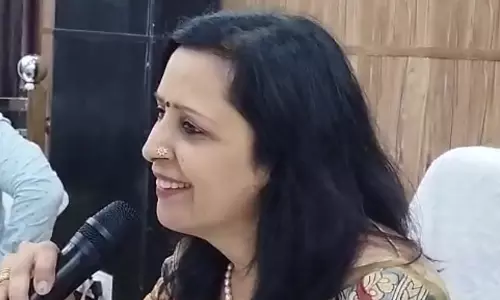 Muzaffarnagar: पालिकाध्यक्ष  मीनाक्षी स्वरूप ने नौ लिपिकों के तबादले किये