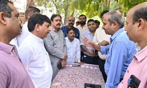 Muzaffarnagar: मंत्री कपिल देव ने बिजली अफसरों को लगाई फटकार