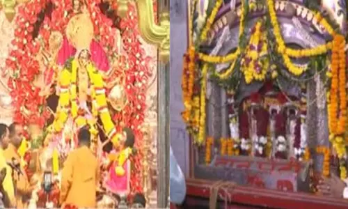 भक्तों ने Navratri के पांचवें दिन आरती और प्रार्थना के साथ मनाया जश्न भक्तों ने Navratri के पांचवें दिन आरती और प्रार्थना के साथ मनाया जश्न